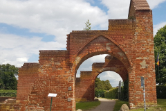 Historisches Pforthaus der Klosteranlage Dargun aus Ziegelmauerwerk