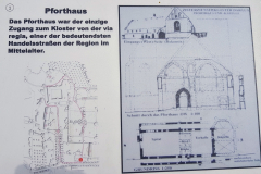 Informationstafel am Pforthaus mit geschichtlichen Erläuterungen