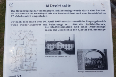 Erklärungstafel zum Mittelrisalit – architektonische Details der Schlossfassade