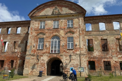 Blick auf  den Mittelteil des Schlosses Dargun