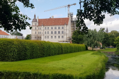 Schloss Güstrow mit eingerüsteter Fassade – Sicht auf den Hauptflügel