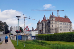 Blick auf den Renaissancebau des Schlosses Güstrow von der Parkseite