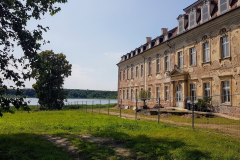 Barockes Schloss Ivenack mit verwitterter Fassade direkt am See