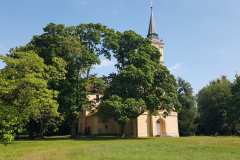 Ivenacker Schlosskirche mit Dachreiter im  Landschaftpark