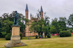 Schlosskirche Neustrelitz mit Denkmal  von Großherzog Georg – Seenplatte Radtour vierte Etappe