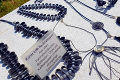 Nachhaltiger-Schmuck-aus-Fahrradreifen-und-Kaffeekapseln-von-Rita-Bogner_02