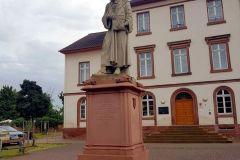 Schoeffer-Denkmal-und-Hotel-in-Gernsheim-01