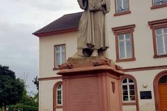 Schoeffer-Denkmal-und-Hotel-in-Gernsheim-02