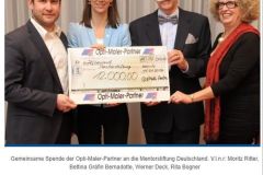 Scheckübergabe 2016 durch Werner Deck an Gräfin Bettina Bernadotte über 12.000 Euro zur Förderung der Mentor-Stiftung
