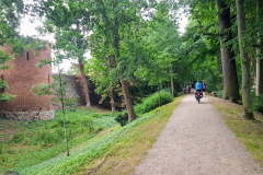 Entlang der Stadtmauer in Richtung Stargarder Tor