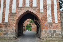 Stargarder Tor mit Blick durch den Durchgang in die Altstadt