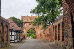 Innenhof Stargarder Tor mit Staffelgiebel und mittelalterlichem Mauerwerk