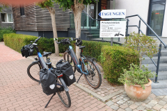 Fahrräder abfahrbereit vor dem Hotel zur Seenplatte Radtour vierte Etappe
