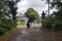 Das Tor zum Schloss Bellin – Beginn der Etappe