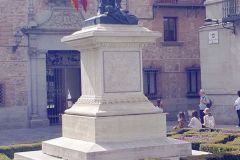 Statue-von-Don-Alvaro-de-Bazan-am-Plaza-de-la-Villa-in-Madrid-01