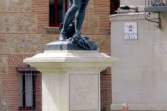 Statue-von-Don-Alvaro-de-Bazan-am-Plaza-de-la-Villa-in-Madrid-03