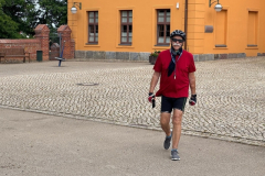 Werner vor Schloss Stavenhagen in Mecklenburg-Vorpommern, auf dem Weg zum Fahrrad