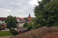 Blick vom Schloss Stavenhagen hinab in die Altstadt von Stavenhagen