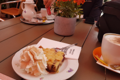 Kaffeepause mit Kuchen und Kaffee  im Café am Markt in Stavenhagen