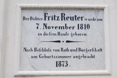 Gedenktafel und Eingangsbereich des Reuter-Museums