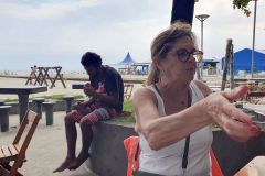 Garnelen-und-Caipirinha-am-Strand-von-Santos-in-Brasilien-10