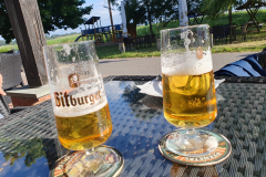 Von der langen Fahrt durstig bei einem Bier in der Strandmuschel