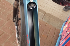 E-Bike mit entnommenem Akku vor der OIL! Tankstelle