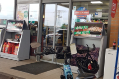 Fahrrad vor OIL! Tankstelle geparkt