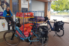 Geduldiger Erich wartet vor der Tankstelle mit Fahrrad