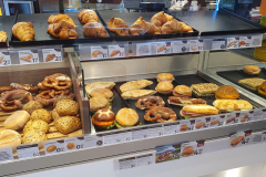 Einkauf in der Tankstelle. Radtour Chiemsee Chiemgau September 2025, Tag 4