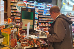 Einkauf in der Tankstelle. Radtour Chiemsee Chiemgau September 2025, Tag 4