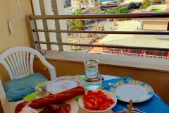 Fruehstueck-auf-der-Terrasse-unseres-Apartments-in-Play-Paraiso-auf-Teneriffa-02