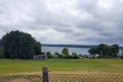 Entlang des Ufers radeln bei der Seenplatte Radtour vierte Etappe