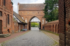 Innenhof Treptower Tor mit Durchgang nach hinten
