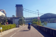 Trinkpause mit Wasser auffüllen und Ankunft über die Rhône-Brücke in Sarras auf unserer Rhône-Radtour