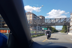 Côte d’Azur Rückreise Turin. Auf der Autobahn in Italien, Ankunft in Turin. Stadtrand 