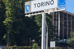 Côte d’Azur Rückreise Turin. Auf der Autobahn in Italien, Ankunft in Turin. Ortsschild 