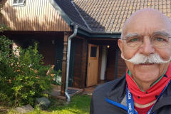 Morgenstimmung am Blockbohlenhaus in Verchen mit Blick ins Grüne