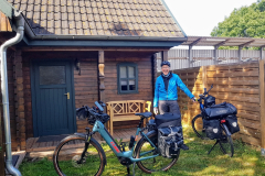Auch Erich ist bereit zur Abfahrt vor dem Blockbohlenhaus in Verchen