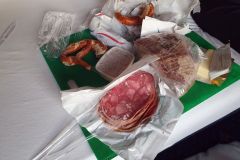 Verwahrlostes-Abendessen-in-unserem-Hotelzimmer-in-Gersthofen-01