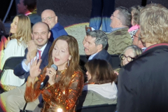 Vicky Leandros und Konzertbesucher im Duett – Karaoke-Szene sorgt für Begeisterung