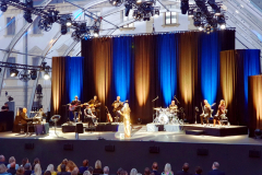 Vicky Leandros mit gefühlvoller Gesangspassage mit ihrem Orchester auf der Schlossbühne
