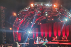 Vicky Leandros inmitten ihres Orchesters vor beeindruckender Kulisse