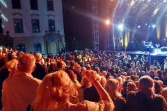 Vicky Leandros singt mitten unter dem Publikum und sorgt für Gänsehautmomente