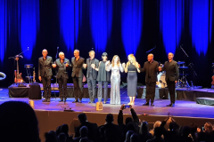 Vicky Leandros und ihr Orchester verbeugen sich nach dem letzten Lied des Abends