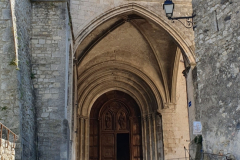 Flussreise-Lyon-Mittelmeer-Etappe-5-Viviers-–-historische-Altstadtperle-an-der-Rhone-Cathedrale-Saint-Vincent-05