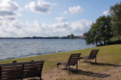 Sonniger Blick auf die Müritz vom Ufer in Waren – Seenplatte Radtour vierte Etappe