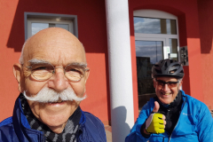 Erleichterung bei der Ankunft: Erich und Werner fröhlich vor dem Hotel in Waren – Seenplatte Radtour vierte Etappe