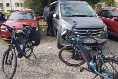 Fahrräder vom Träger abladen – Tourvorbereitung in Waren an der Müritz