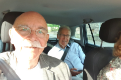 Erich und Werner auf dem Weg zum Weinkapitel im Auto, Ruth fährt